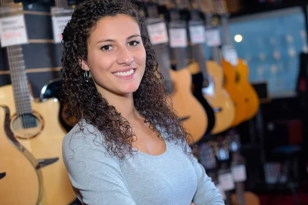 Portret Van Vrouw Verkoper Gitaar Winkel — Stockfoto