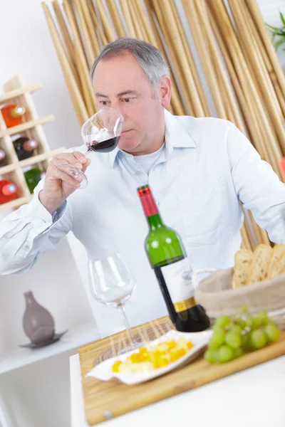 Kırmızı Şarap Tatma Yakışıklı Orta Yaşlı Adam — Stok fotoğraf