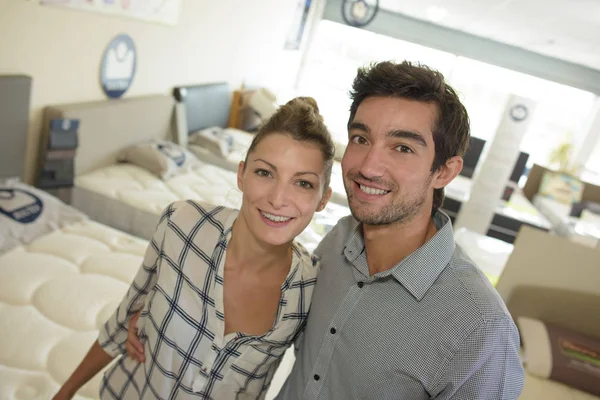 Paar Posiert Bettladen — Stockfoto