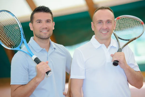 Двое Мужчин Теннисными Ракетками Плечах — стоковое фото