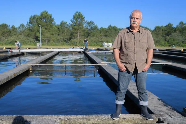 Senior Vissers Een Viskwekerij — Stockfoto