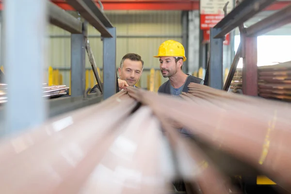 Deux Travailleurs Recherchent Des Profils Pvc Spécifiques Dans Entrepôt Usine — Photo