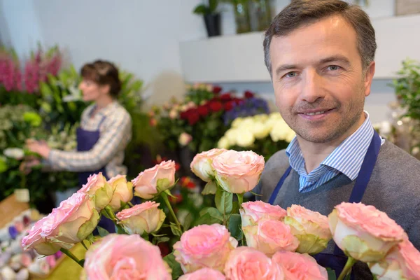Blumenhändler Posiert Mit Blumen — Stockfoto