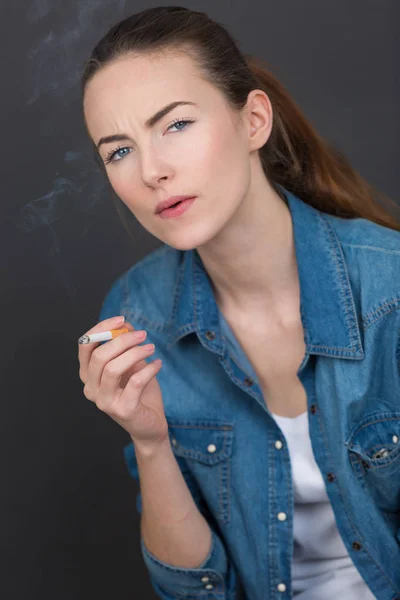Ritratto Una Ragazza Con Una Sigaretta — Foto Stock