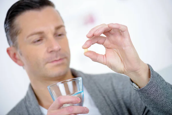 Sjuke Man Innehar Ett Piller Med Ett Glas Vatten — Stockfoto