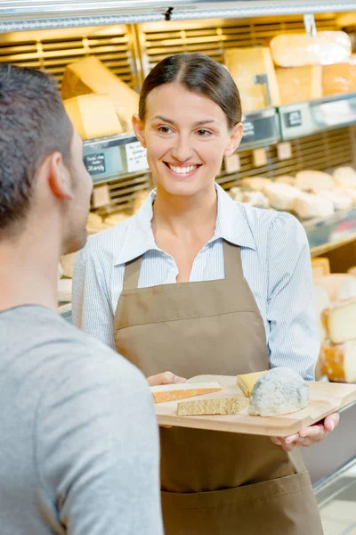 Donna Che Tiene Tagliere Formaggio — Foto Stock