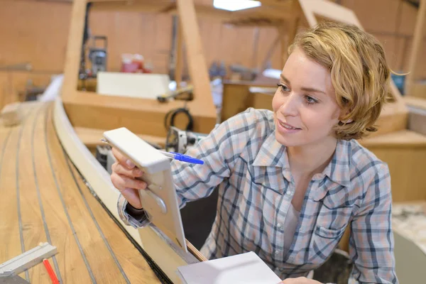 Mulher Trabalhando Uma Oficina Barco — Fotografia de Stock