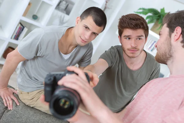 Meninos Com Câmera Fotos Tirando Fotos Dentro Casa — Fotografia de Stock