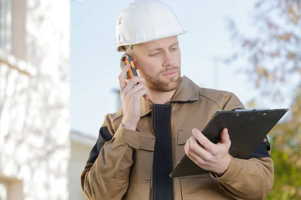 Architekt Auf Baustelle Mit Handy — Stockfoto