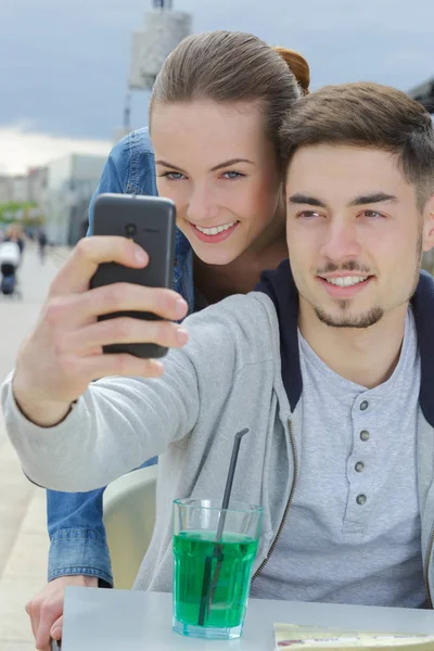Biorąc Selfie Podczas Wakacji — Zdjęcie stockowe