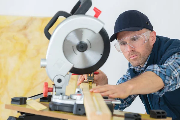 Menuisier Utilisant Une Scie Circulaire Planche Découper Bois Dans Atelier — Photo