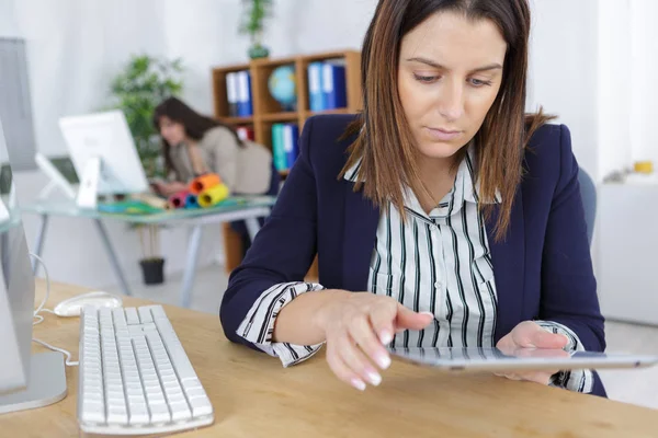 Ofiste Dijital Tablet Kullanan Kadını — Stok fotoğraf