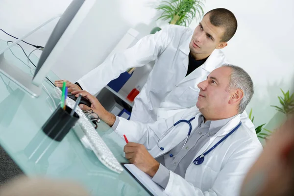 Retrato Médico Hablando Con Asistente —  Fotos de Stock