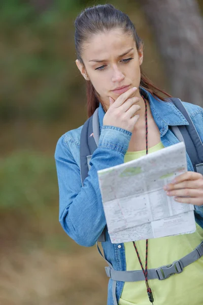 Junge Frau Wandert Mit Karte Wald — Stockfoto