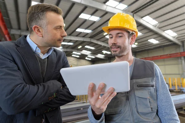 Lagerteam Diskuterar Med Digital Surfplatta Lager — Stockfoto