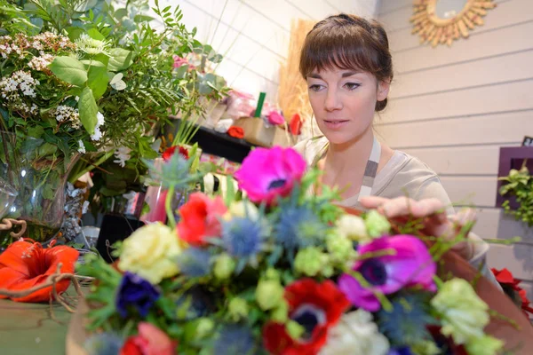 Female Florist Flowers — Stock Photo, Image