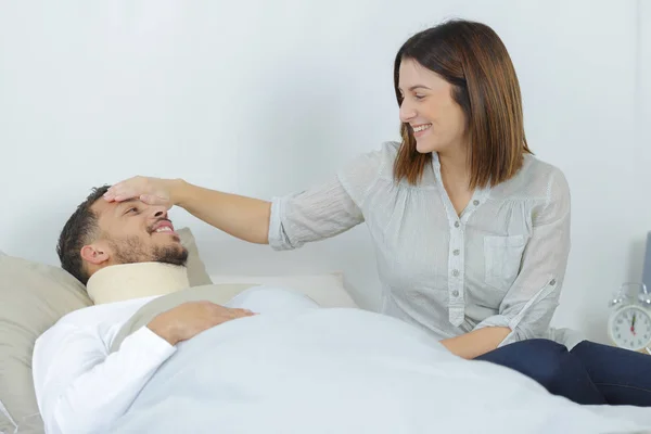 Cuidar Namorada Falando Cuidado Namorado Ferido — Fotografia de Stock