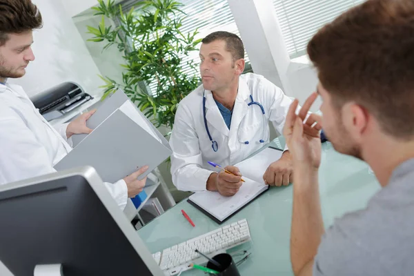 Doctor Hablando Con Paciente — Foto de Stock