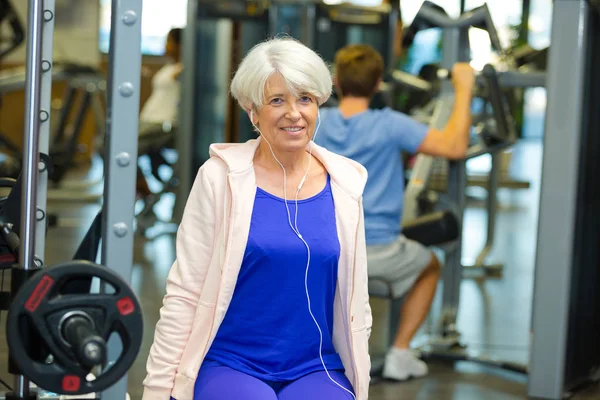 Donna Anziana Posa Sorridente Nel Centro Fitness — Foto Stock