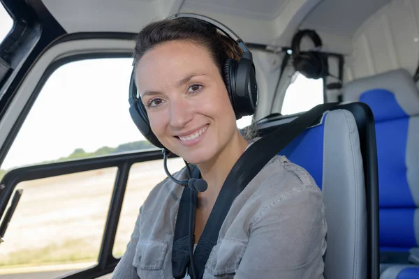 Porträtt Kvinnlig Helikopterpilot — Stockfoto