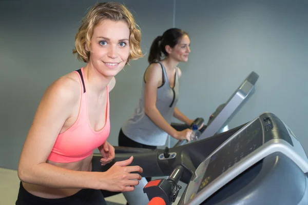 Blonde Fille Formation Sur Courir Machine Dans Gym — Photo