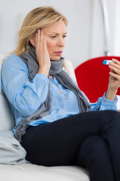 Femme Assise Sur Canapé Avec Thermomètre Dans Salon — Photo