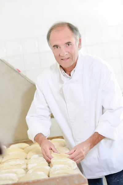 Пекарь Готовит Тесто — стоковое фото