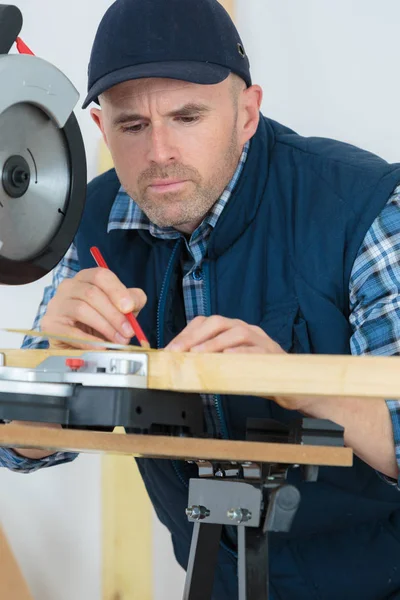 Carpenter Making Adjustments Circular — Stock Photo, Image