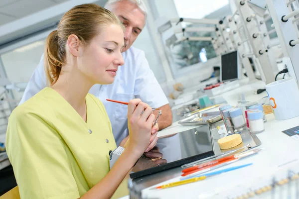 Trabajador Con Prótesis Cerámica — Foto de Stock