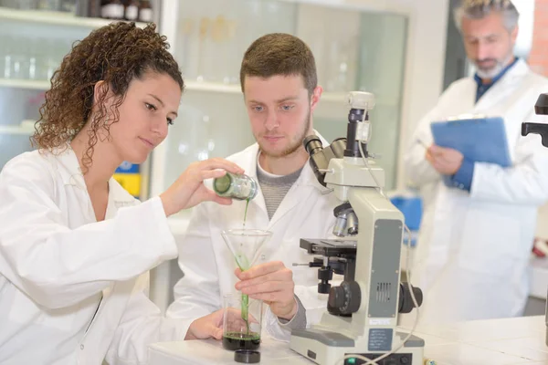 Estudantes Que Realizam Experimentos Científicos Sob Observação — Fotografia de Stock