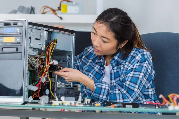 女性电脑技术员焊接芯片从台式计算机 — 图库照片