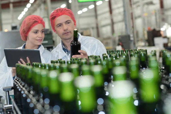 Works Supervising Bottling Line Processing — Stock Photo, Image