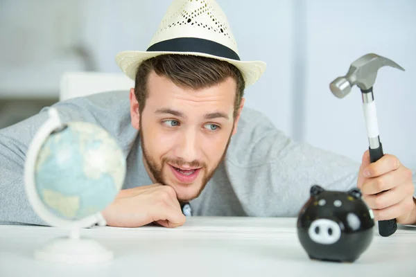 Homem Com Martelo Vai Quebrar Banco Porquinho — Fotografia de Stock