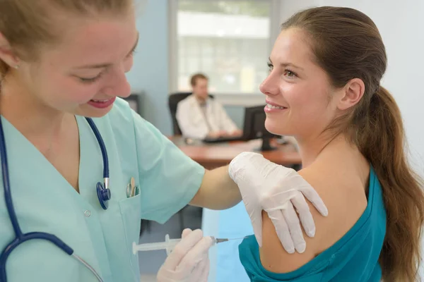 Woman Beinh Injected Young — Stock Photo, Image