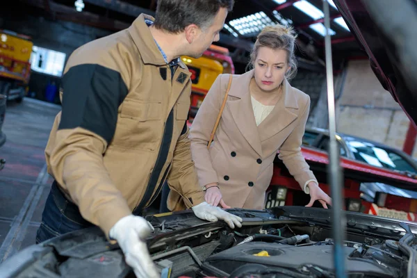 Meccanico Che Spiega Cliente Problema Dell Auto — Foto Stock