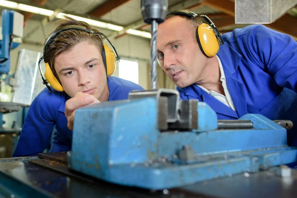 Ingenieur Mit Lehrling Mit Bohrmaschine — Stockfoto