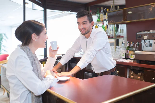 Männlicher Bartender Serviert Kaffee — Stockfoto