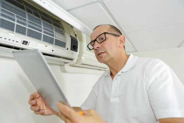 Senior Technician Tablet Air Conditioning Unit — Stock Photo, Image