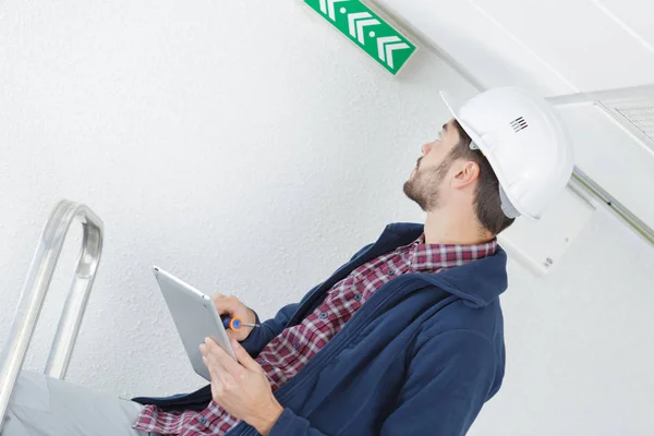 Hard Werkende Elektricien Klimmen Ladder — Stockfoto