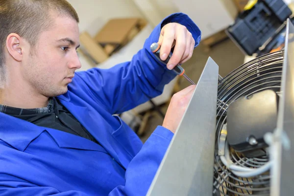 Ein Junger Mann Repariert Einen Ventilator — Stockfoto