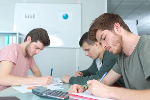 Studenti Che Scrivono Qualcosa Durante Conferenza — Foto Stock