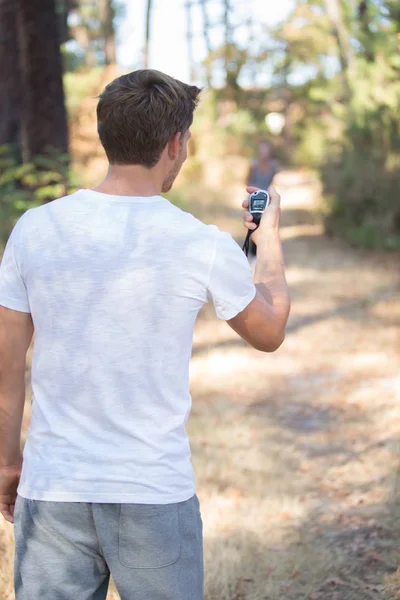 Mann Mit Stoppuhr Wartet Auf Läufer — Stockfoto