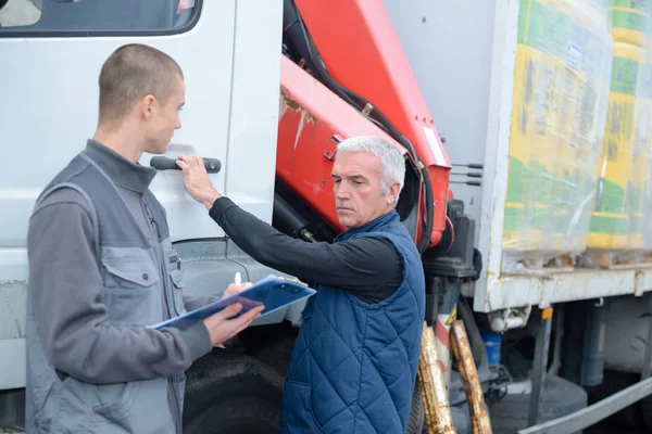 Twee Mannen Aan Het Werk Een Vrachtwagen — Stockfoto