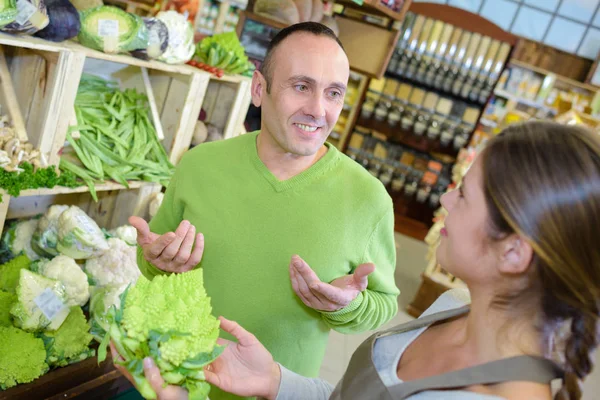 Conversa Barraca Vegetal Vendedor — Fotografia de Stock