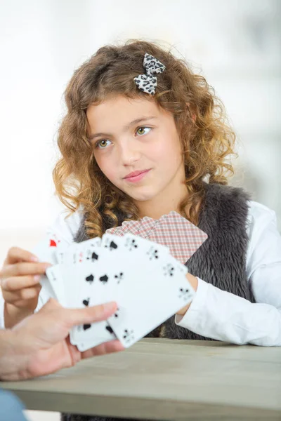Πορτρέτο Του Χαμογελαστού Κοριτσιού Που Παίζει Χαρτιά — Φωτογραφία Αρχείου
