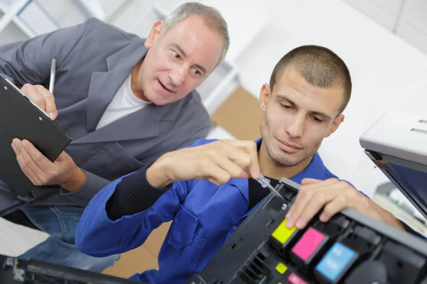 Dois Técnicos Reparação Impressora — Fotografia de Stock