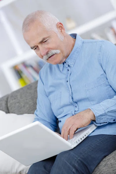 Oudere Man Het Internet — Stockfoto