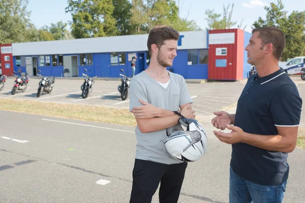 Junger Mann Mit Helm — Stockfoto