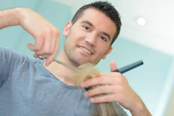 Retrato Peluquero Masculino Sirviendo Cliente —  Fotos de Stock