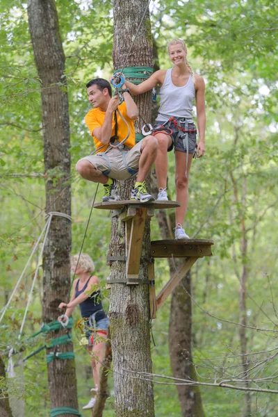 Vrienden Een Klimmen Avonturenpark Een Zomerdag — Stockfoto